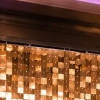 Champagnekleurige paillettenwand