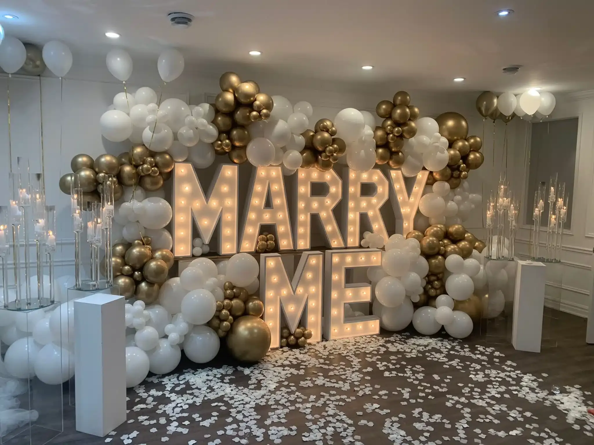 Lichtletters op een feest
