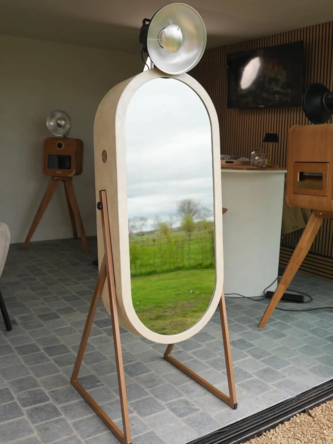 De Magic Mirror booth, een staande spiegel die fotografeert